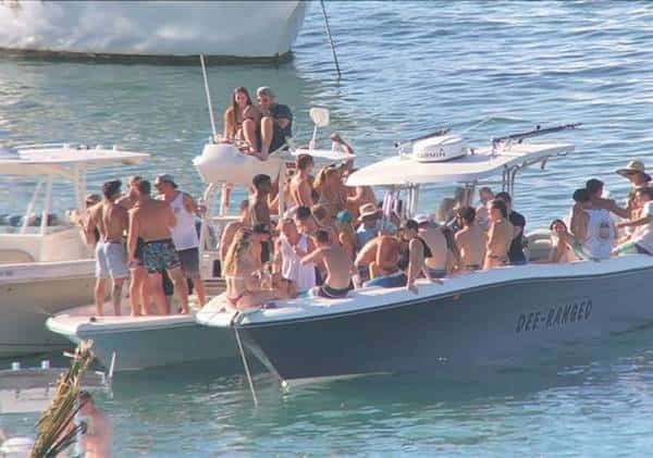 המונים ברחבי ארה"ב בילו במהלך הסופ"ש ב'מסיבות קורונה' בחופים וביאכטות: אם לא נתעורר - אנחנו בדרך לאסון לאומי