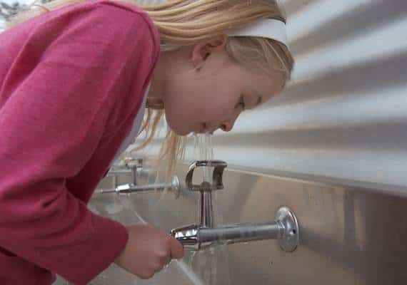 דו"ח חושף: מיליוני תלמידים בארה"ב בסכנת שתיית מים נגועים בעופרת 