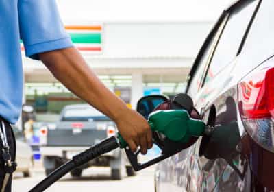 תחזית אופטימית: מחירי הדלק צפויים לרדת השנה לשפל של חמש שנים