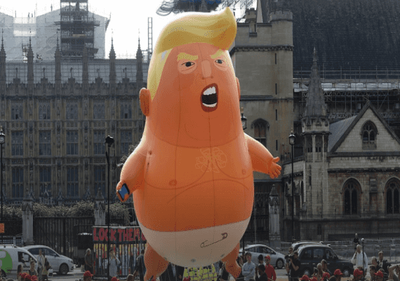 בריטניה: אלפים יצאו לרחובות במחאה על ביקורו של נשיא ארה"ב בלונדון. לאוויר הועלה בלון "בייבי טראמפ" 