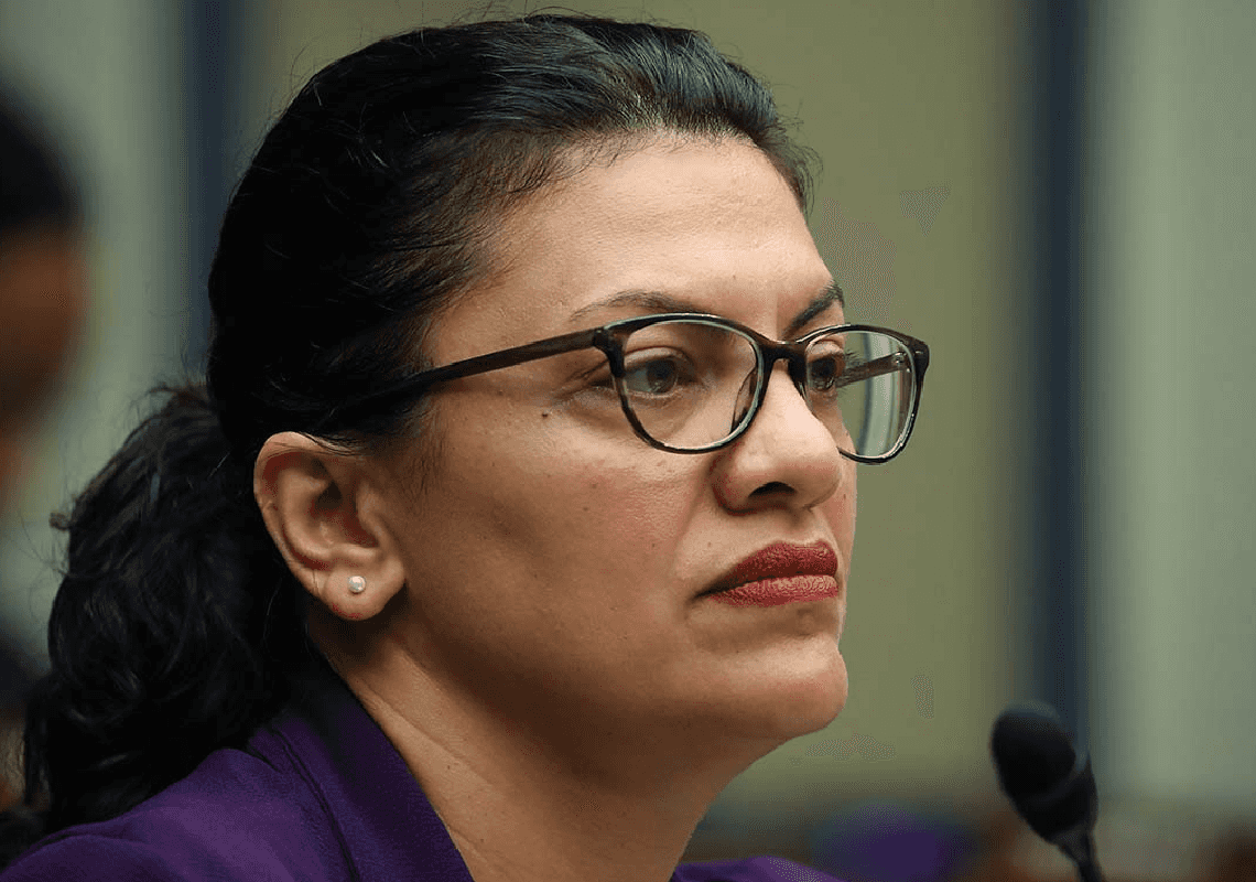 שני פנים לרשידה טליב: בבוקר גינתה סנאטור רפובליקני המתנגד להגבלות – בערב רקדה בחתונה ללא מסכה