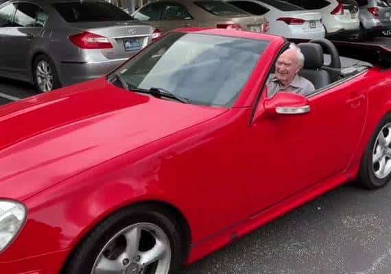 גיל זה רק מספר: בן 107 קורע את רחובות פלורידה במכונית הקבריולט 