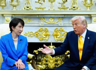 מי יודע על הפתעה יותר מיפן? טראמפ מתבדח על פרל הארבור מול ראש ממשלת יפן — והחדר נדם