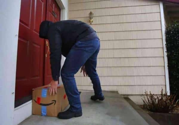 חבילות הפיתוי של המשטרה בדרום קליפורניה: השיטה היחודית ללכידת גנבי המרפסות