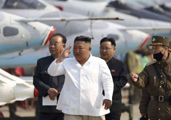 צפון קוריאה מדווחת: קים ג'ונג און הופיע לראשונה בציבור