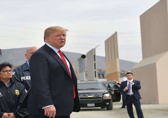 ביקורו הראשון של הנשיא בקליפורניה: בחן את החומה עם מכסיקו ותקף בחריפות את ממשל המדינה