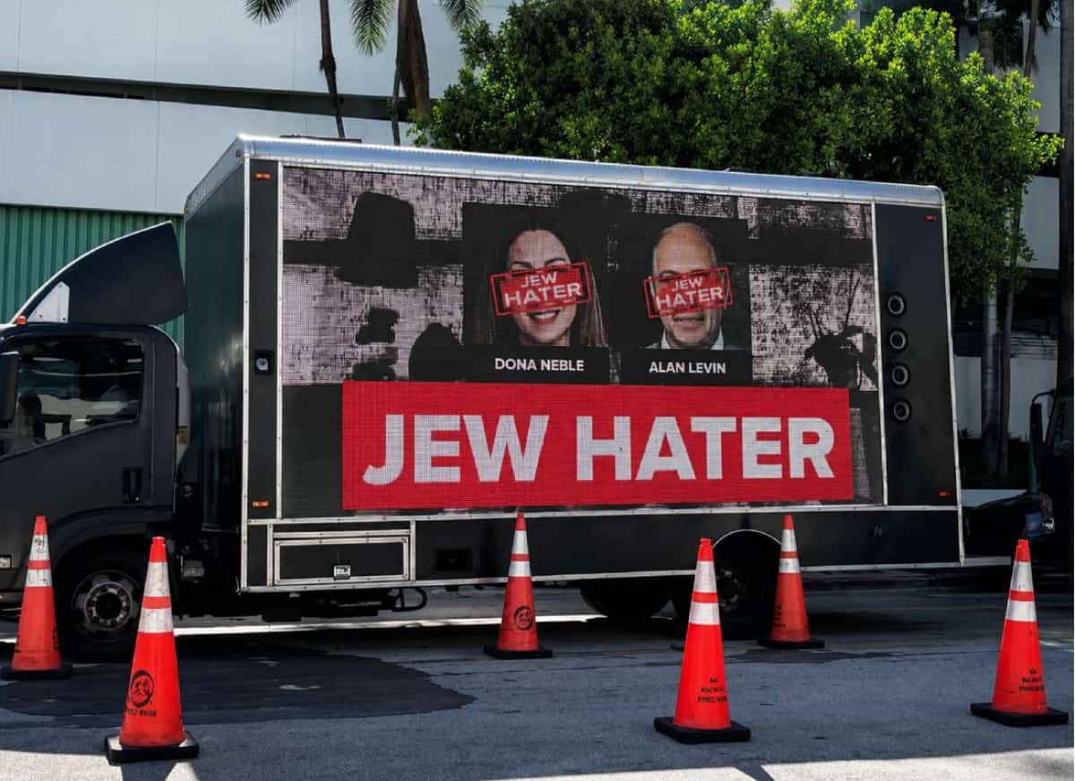 מיאמי: שלטי ההשפלה של חבר המועצה - מפגינים יהודים סומנו ברחוב כשונאי יהודים