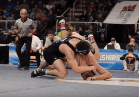 ניו יורק: מתאבק בליגת בתי הספר נפסל על נשיכה ומוחה על ההחלטה