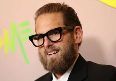 הצליח להסתיר את זה מכולם: השחקן ג'ונה היל חושף שהוא נשוי פלוס שניים