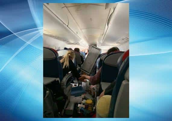 "הדיילת עפה מצד לצד כמו בובת סמרטוטים": טיסה מדרום קליפורניה לסיאטל הפכה לסיוט עבור הנוסעים