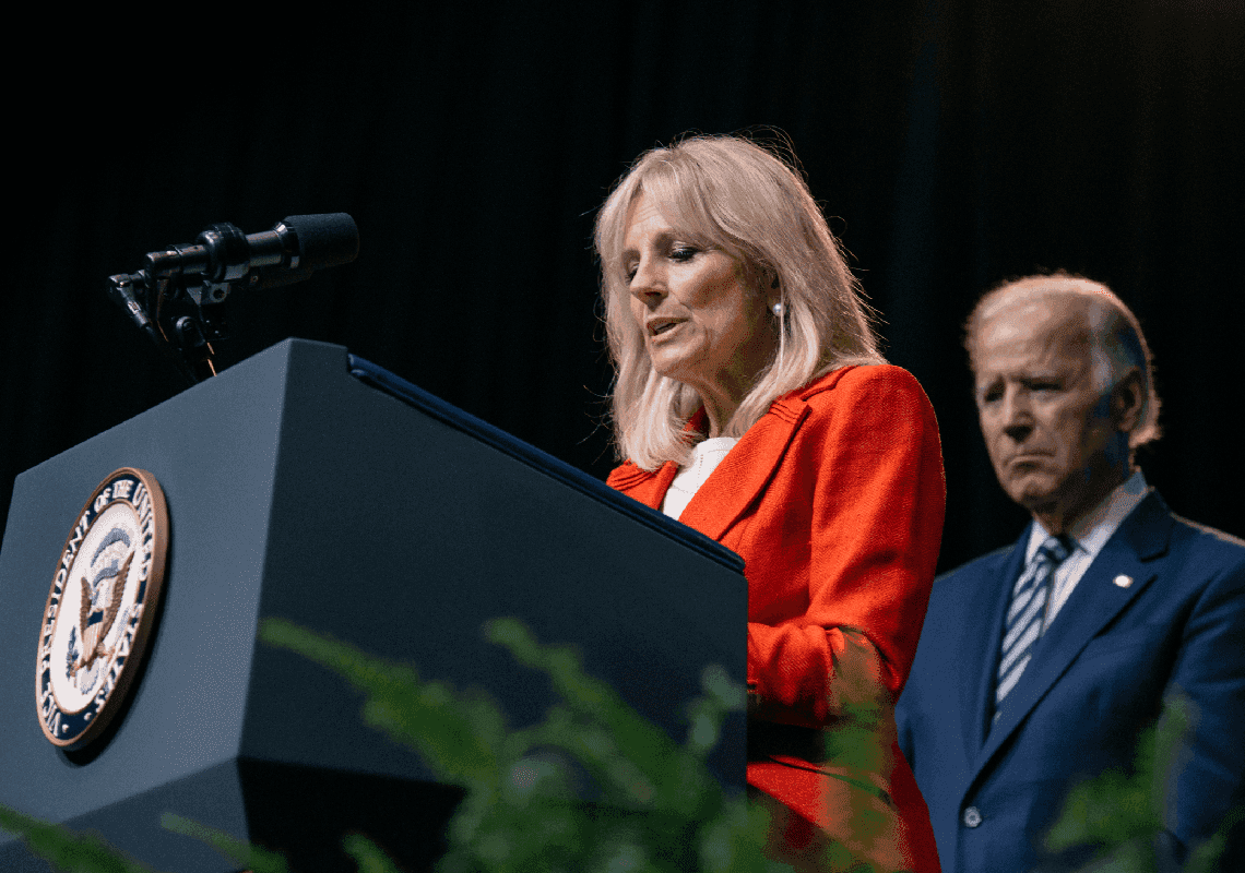 ימים בודדים לאחר שהחלימה: הגברת הראשונה נמצאה שוב חיובית לקורונה