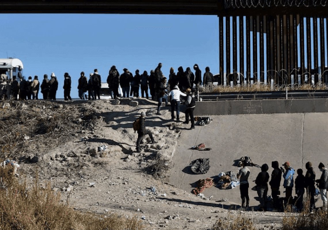 משבר המהגרים: טקסס הכריזה על פלישה - וארגוני זכויות אדם טוענים לגזענות