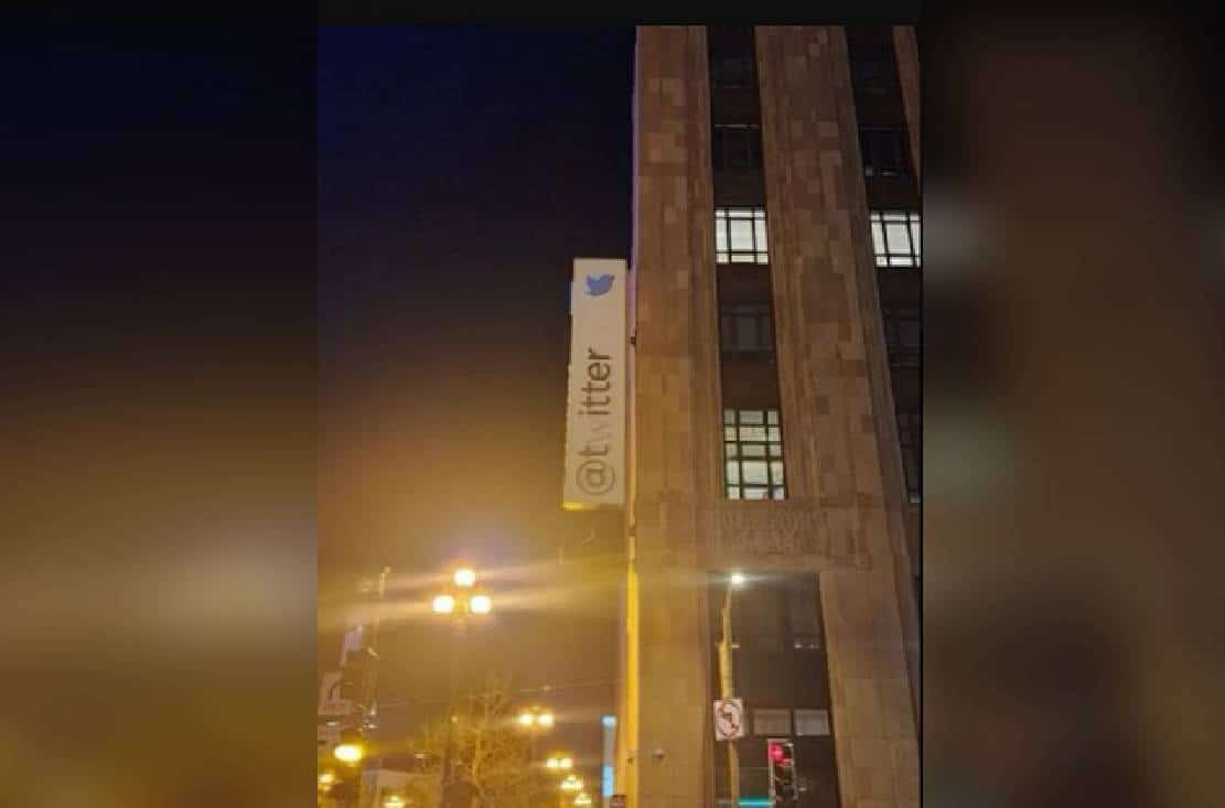 טוויטר: ‏מאסק שינם את שלט החברה כך שיאיית את המילה 'ציצי'