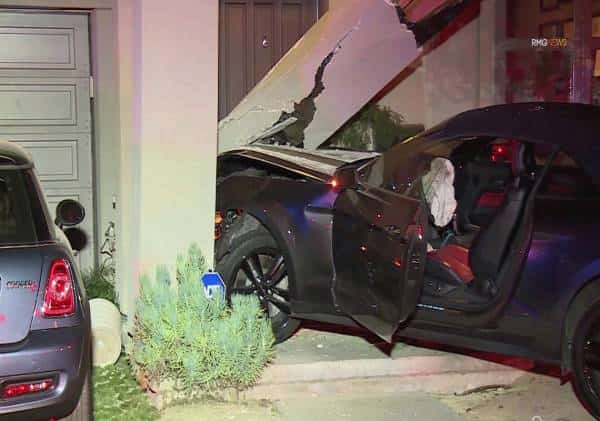 פספס את החניון: עובד שירות VALET התנגש בבית פרטי בווסט הוליווד