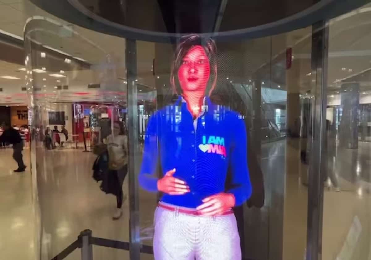 ארבע הולוגרמות מבוססות בינה מלאכותית הוצבו ברחבי השדה ויענו לשאלות הנוסעים ב-40 שפות שונות. תג המחיר לחידוש עומד על 50 אלף דולר לכל אחת, והתגובות חלוק