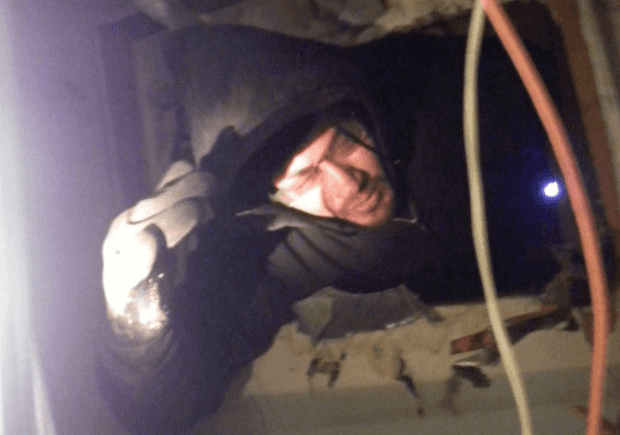 נתקע 3.5 שעות בתעלות המיזוג: פורץ חסר מזל נתפס בצורה מביכה