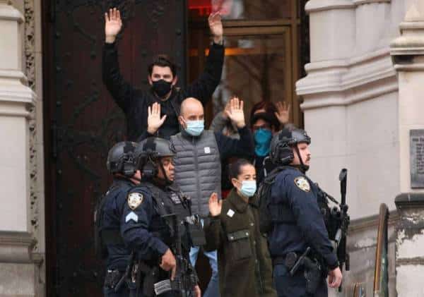 ניו יורק: יצא ביום תפוגת אשרת השהייה אל כנסייה, ניסה לקחת שבויים, פתח באש, ונהרג מאש המשטרה