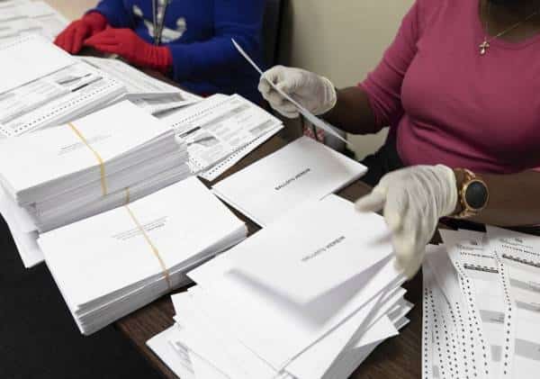 תקלות בקלפיות בצפון קרוליינה, ביהמ"ש הורה לרשות הדואר לזרז את שליחת פתקי ההצבעה במדינות המפתח