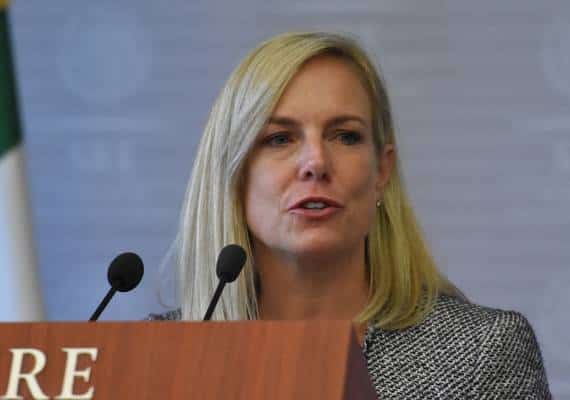 דיווח: הנשיא טראמפ אילץ את השרה לביטחון המולדת לעזוב את תפקידה