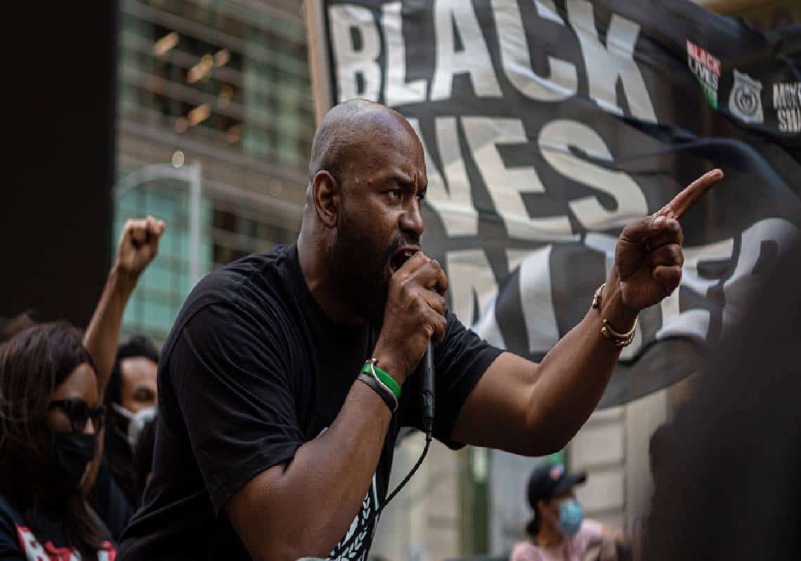 מנהיג BLM בניו יורק מאיים על ראש העיר ב"אש, מהומות ושפיכות דמים"