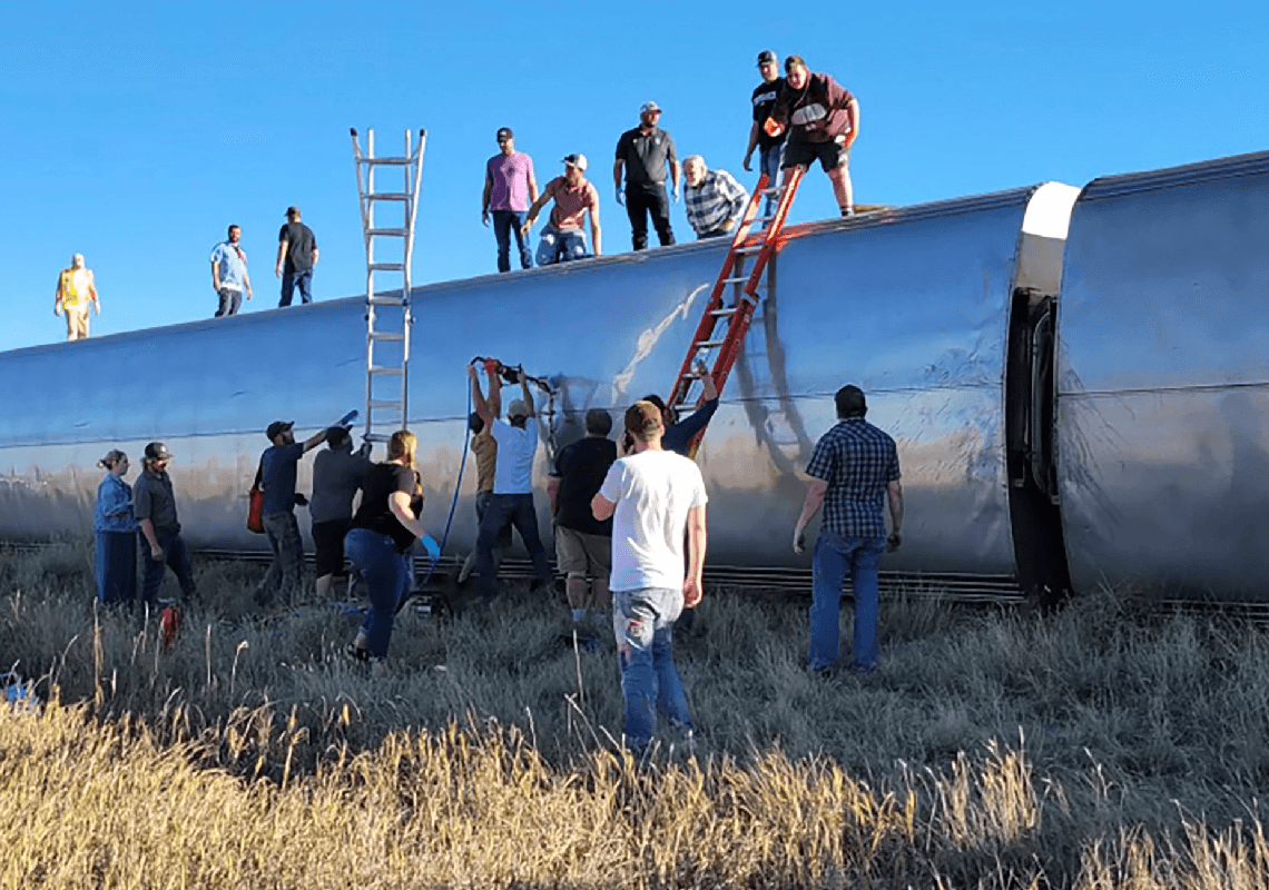 שלושה הרוגים ולמעלה מ-50 פצועים לאחר שרכבת אמטרק ירדה מהפסים
