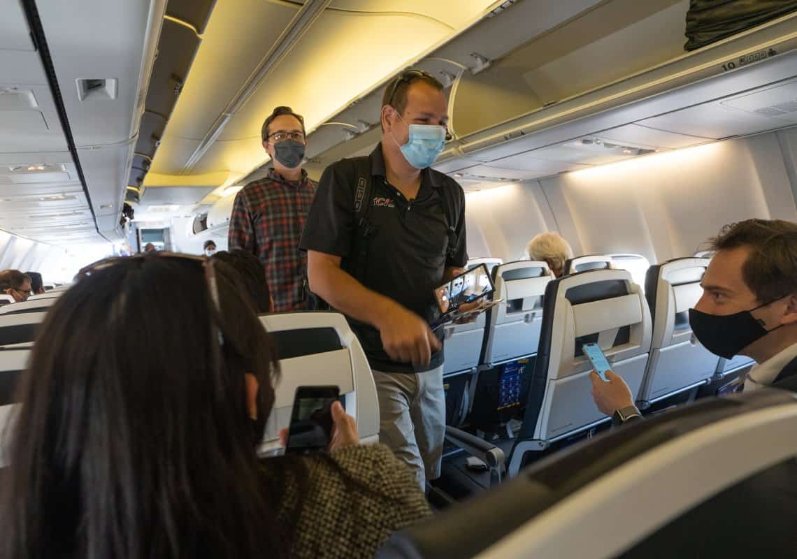 לאחר שחובת עטיית המסכות במטוסים בוטלה: ב-FAA ימשיכו לפעול ביד קשה נגד הנוסעים המתפרעים