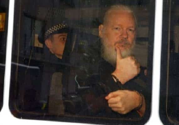 גורש מהמקלט: ג'וליאן אסאנג' נעצר בלונדון