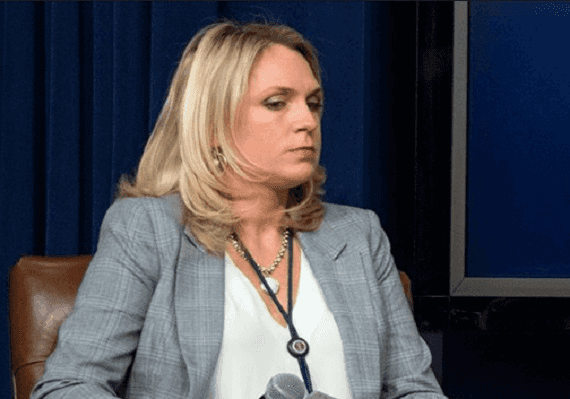 טלטלה נוספת: עוזרת התקשורת שלעגה למקיין עזבה את הבית הלבן