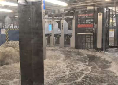 ניו יורק: שעת הגשם הכי מסיבית בהיסטוריה - שיטפון פתאומי שהציף את הרכבת התחתית ושכונות מגורים