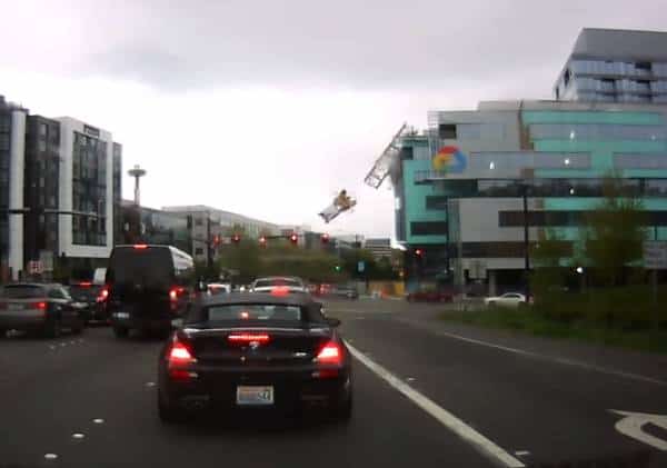 תיעוד רגעי האימה: קריסת מנוף קטלנית על מכוניות נוסעות