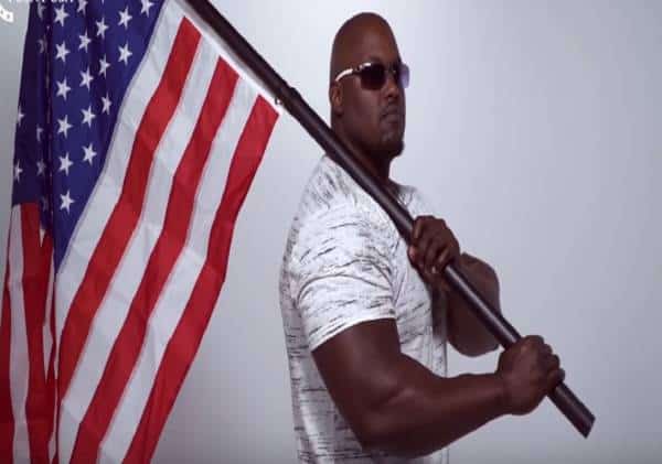 זה הסמל "שלי" ! "שלנו" !  -שלא תעז לגעת בו,  אתה תכבד אותו ואת הארץ שלי ושלנו !