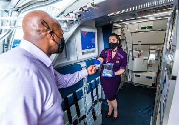 דלתא איירליינס חושפת: יותר מ-500 נוסעים הורדו מטיסות בעקבות סירובם לחבוש מסכות