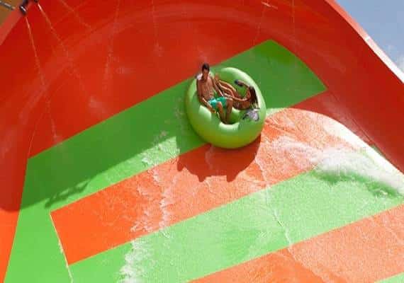 מפחיד: אישה עפה ממגלשת מים ב-Six Flags 