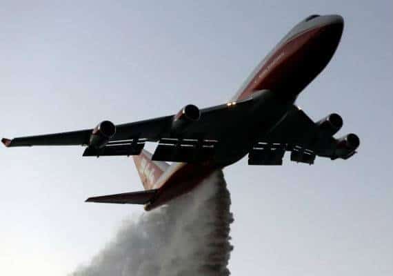 השריפות בקליפורניה: מטוס הכיבוי "סופרטנקר" נשלח לסייע במאמצי הכיבוי