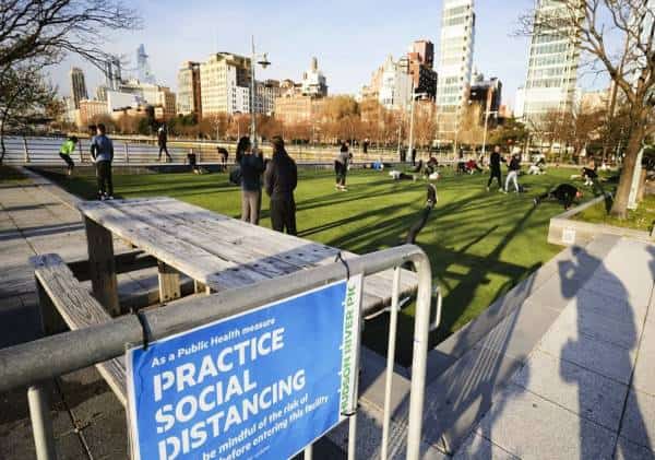 הוכפל הקנס בניו יורק למפירי הריחוק החברתי: ראש העיר מבקש מהתושבים לשלוח תיעודי אי ציות לנהלים