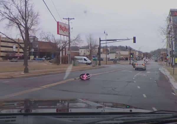 רגעי חרדה: פעוטה הועפה עם כסא הבטיחות ממכונית נוסעת