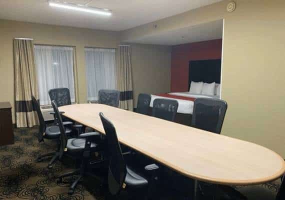 רץ ברשת: קיבל את "סוויטת חדר הישיבות" וגילה שהוא באמת עומד לישון בחדר הישיבות