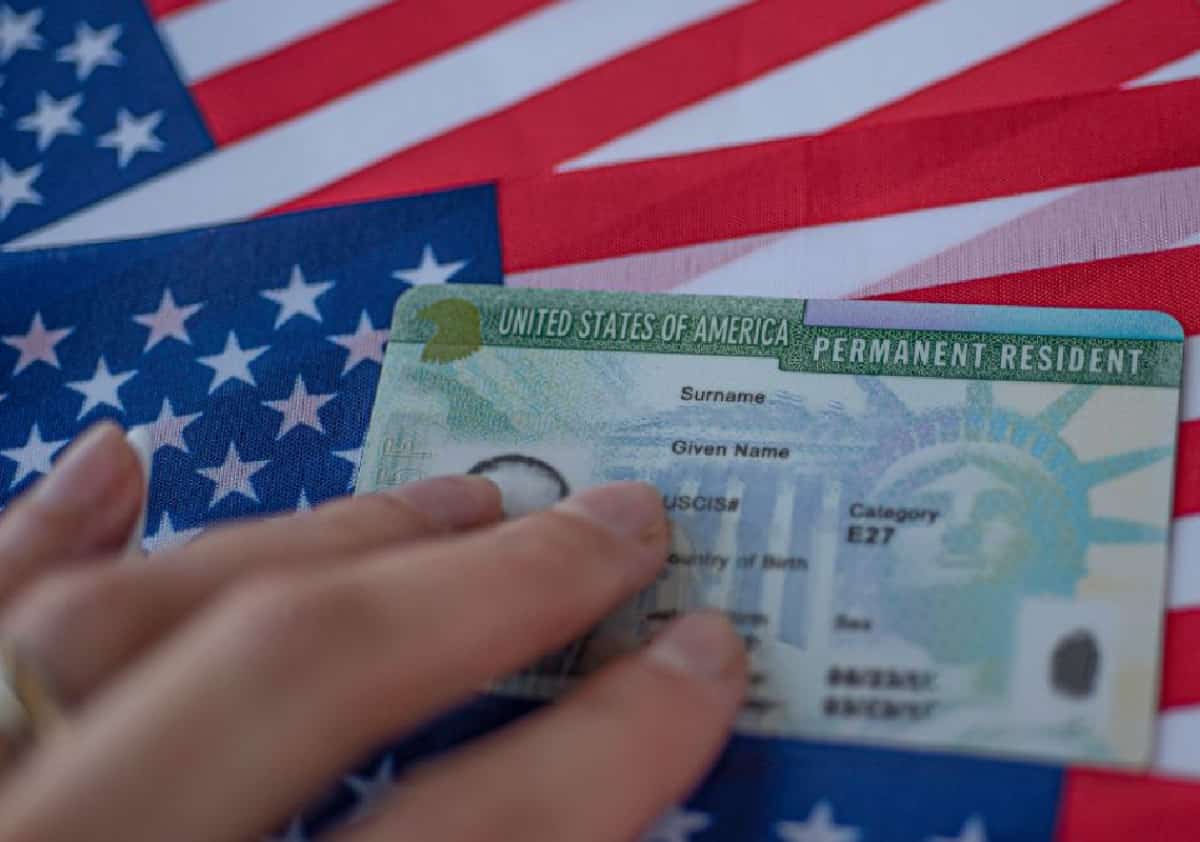 האם מבחן "הנטל הציבורי" ישתנה? רשות ההגירה בוחנת החמרה בקריטריונים לגרין קארד