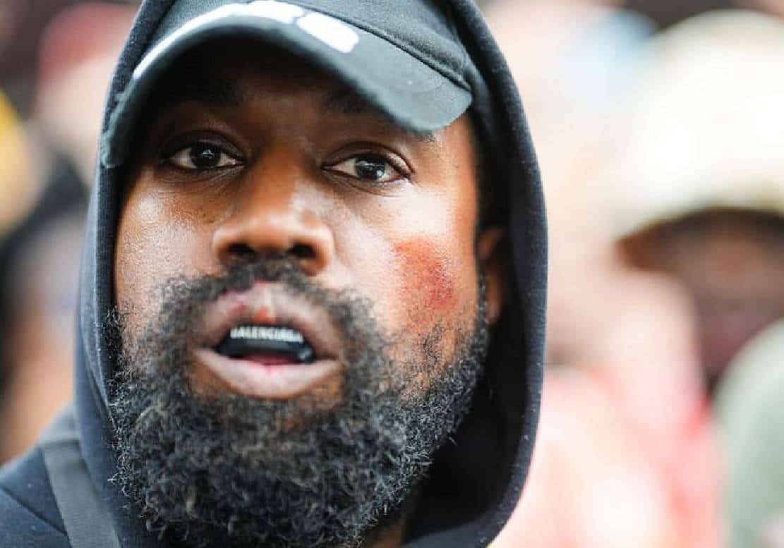 מפגן תמיכה אנטישמי בקניה ווסט בכביש 405 בלוס אנג'לס: "קניה צדק לגבי היהודים"