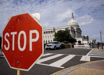 שופטת פדרלית חסמה את תוכנית הפיטורים ההמוניים של ממשל טראמפ