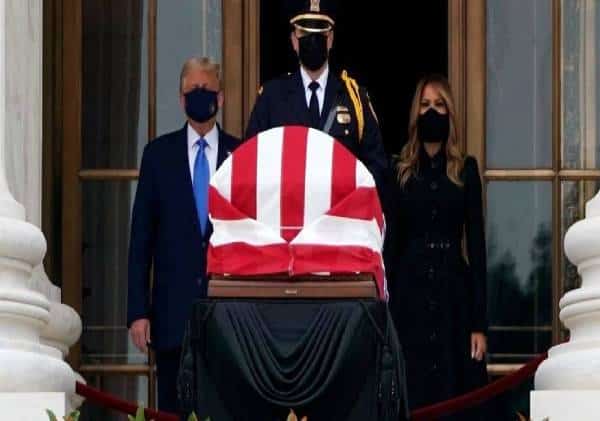 ביזיון חסר תקדים של מוסד הנשיאות וכבוד המת: הנשיא עבר ליד ארונה של השופטת גינסבורג והתקבל בשריקות בוז רועמות