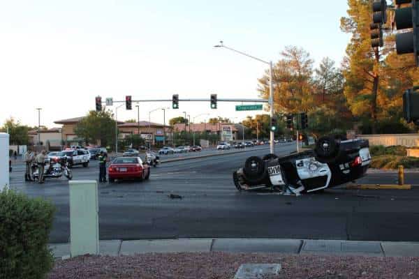 לאס וגאס: מכונית פגעה בניידת וגרמה לה להתהפך