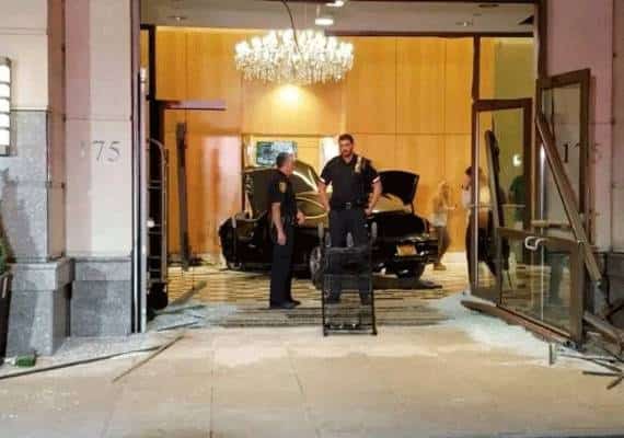 מכונית התנגשה בבניין טראמפ פלאזה: 3 נפגעו