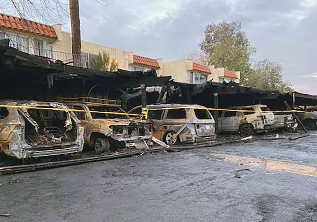 תעלומה במחוז לוס אנג'לס: מי הצית 8 מכוניות מחוץ לבית דירות?