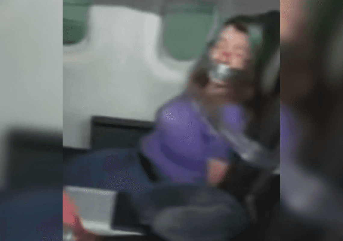 אישה שהתפרעה בטיסה והודבקה לכיסא - צפויה לשלם קנס בסך 82,000 דולר