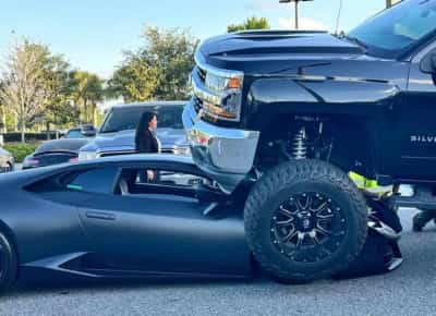 רגע אחד של רשלנות: טנדר ענק מחץ למבורגיני — והבעלים הגיב בצורה מפתיעה