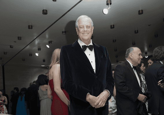 צעיר האחים קוֹק פורש מכל תפקידיו מסיבות בריאותיות