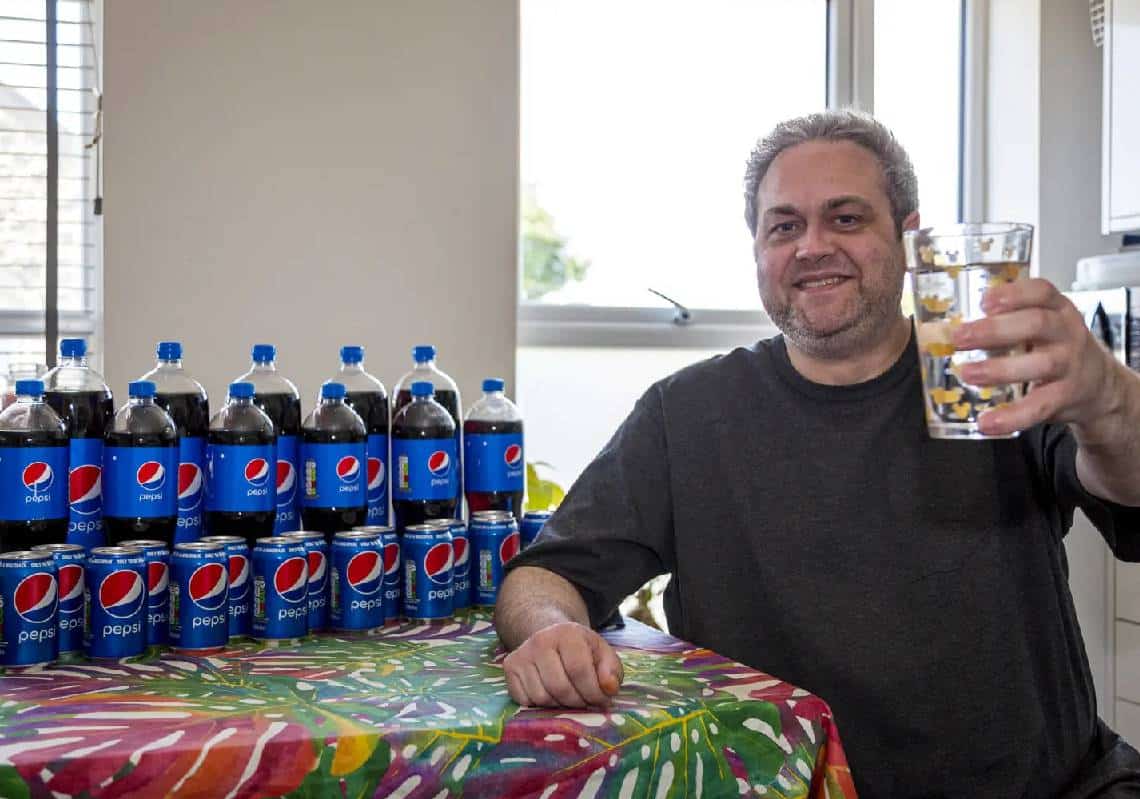 שתה כ-30 פחיות פפסי ביום למשך 20 שנה בהן לא שתה כוס מים אחת, ואז הגיע מהפנט שישב עימו 40 דקות, וחייו השתנו