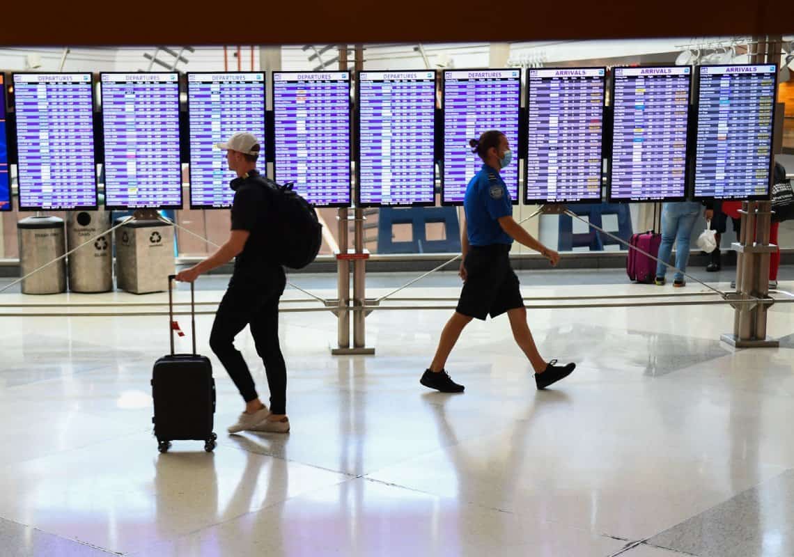 אחרי שבועיים בלבד: ב-CDC מחזירים את ההמלצה לעטות מסכות במטוסים