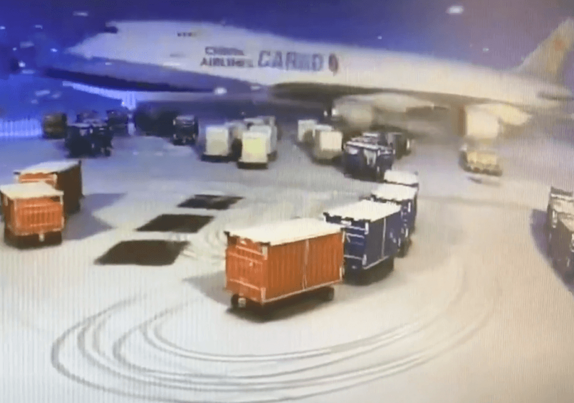 צפו: מטוס מאבד שליטה וזורע הרס על המסלול המושלג בשדה"ת בשיקגו 